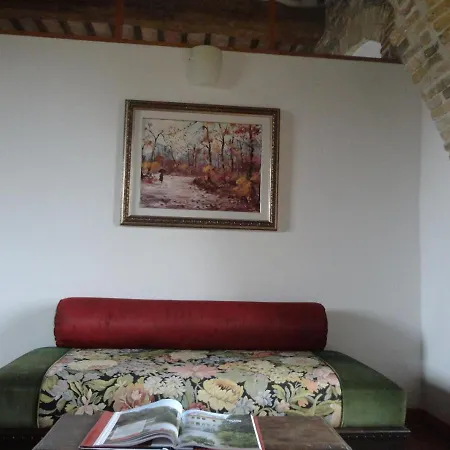 Castello Monticelli Agroturismo *